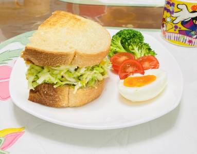 キャベツとハムのマヨネーズあえトースト