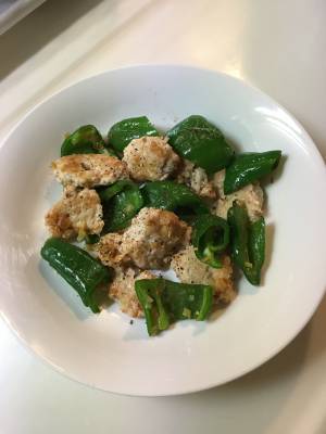 鶏ひき肉とピーマンの塩炒め