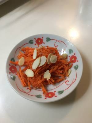 春にんじんとアーモンドのサラダ