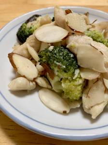 鶏肉とブロッコリーのアーモンド炒め