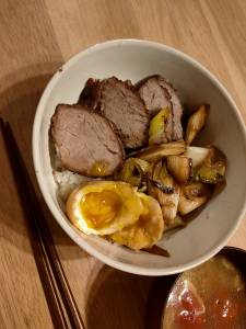 黒こしょう風味の焼き豚