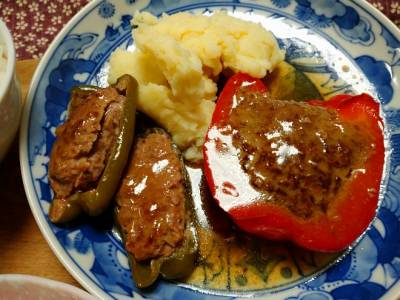 パプリカの肉詰め　マッシュポテト添え