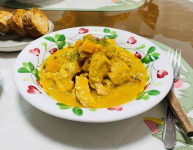 かぼちゃとパンのクリームチキンスープ