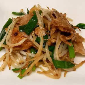 もやしと豚バラと油揚げのピリ辛炒め