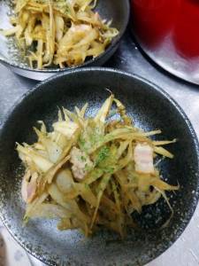 ささがきごぼうとベーコンのにんにく炒め