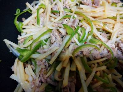 豚こまとじゃがいものせん切り炒め