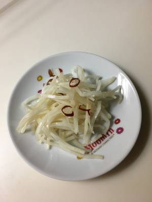 大根の皮のにんにく甘酢漬け