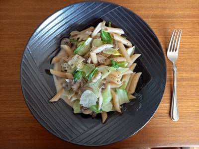 マッシュルームと青菜のクリームパスタ