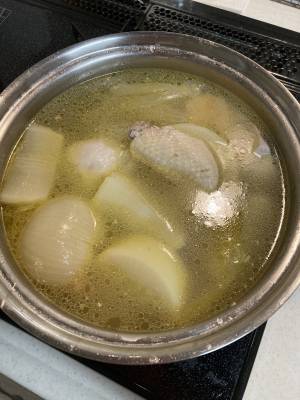 骨付き鶏の韓国風水炊き