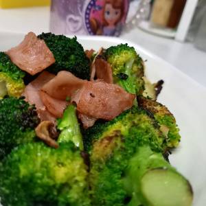 ブロッコリーのにんにくベーコン炒め