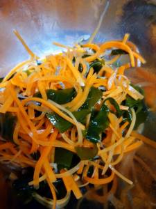 春にんじんとわかめの酢の物