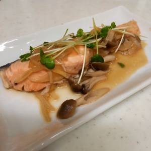 さけとたまねぎ、しめじのポン酢蒸し