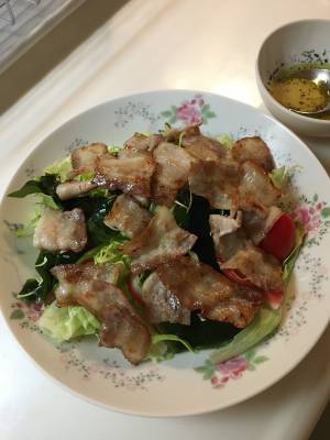 カリカリ豚肉サラダ