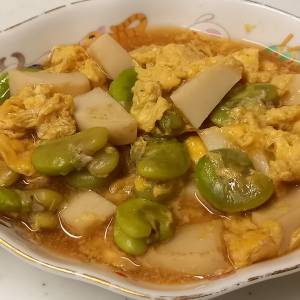 そら豆とかまぼこの卵とじ