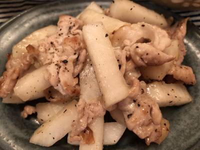 塩もみ大根と豚肉の黒こしょう炒め
