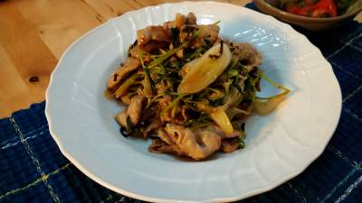 豚こまと豆苗の塩昆布炒め