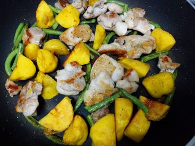 カリカリじゃがいもと鶏のソテー