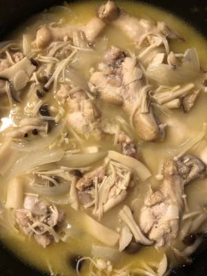 鶏手羽ときのこのワイン蒸し