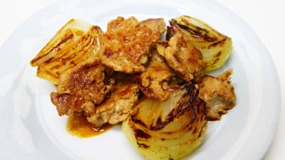 こんがりたまねぎとゴロゴロひき肉のサラダ