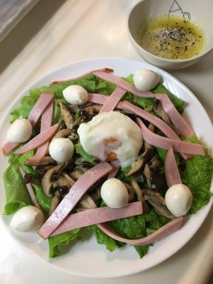 電子レンジでつくる温玉サラダ