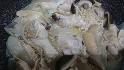 鶏手羽ときのこのワイン蒸し