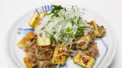 厚揚げと豚肉のごまみそ炒め 新たまスライスのせ