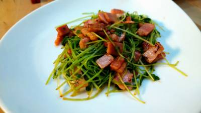 豆苗とベーコンのバターじょうゆ炒め