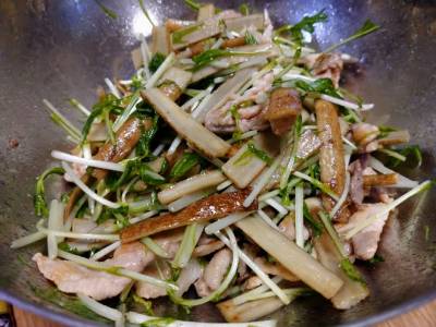 焼きごぼうと豚肉のサラダ仕立て