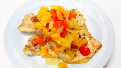 ポークソテーの刻みピクルスのせ