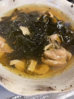 鶏もも1枚のわかめスープ