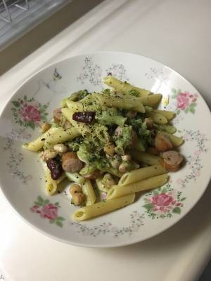 ブロッコリーとソーセージの簡単煮込みパスタ