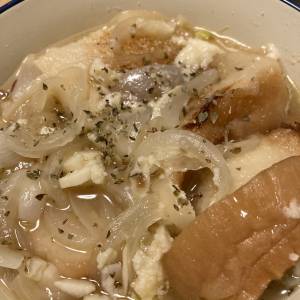 オーブンいらずのオニオングラタンスープ