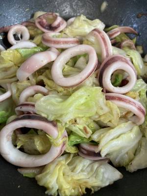 キャベツとやりいかの塩炒め