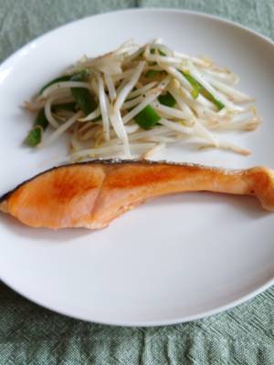 焼き塩ざけ＋もやしとピーマンのソテー