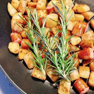 カリカリポテトとウインナーのハーブ炒め