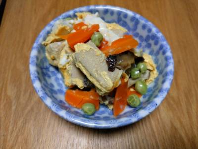 高野豆腐とそら豆の卵とじ