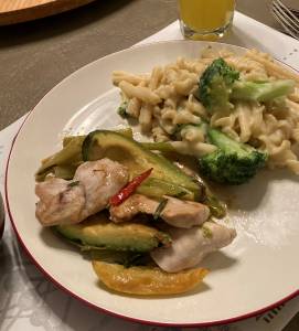 アボカドとチキンのレモンソテー