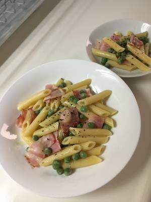 グリンピースとベーコンのペンネ