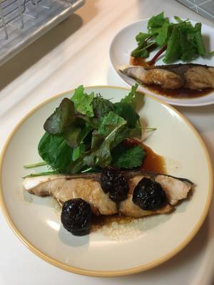 ぶりのソテー　プルーンマリネソース