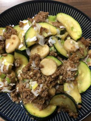 牛ひき肉とズッキーニの炒め物