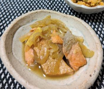 さけとたまねぎのポン酢づけ