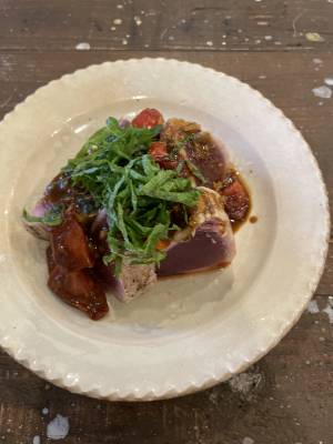 かつおステーキ ガーリックミニトマトソース