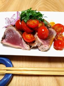 かつおステーキ ガーリックミニトマトソース