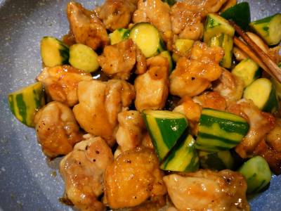 きゅうりと鶏肉の甘酢炒め