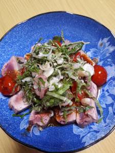 かつおステーキ ガーリックミニトマトソース