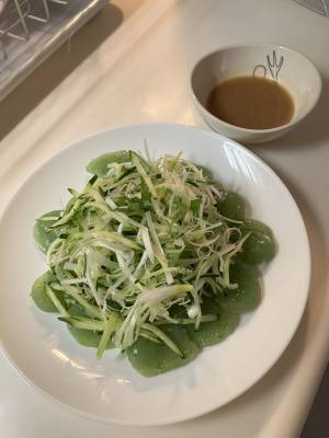 刺身こんにゃくのカルパッチョサラダ