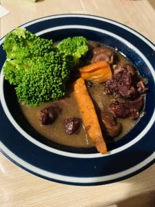 鶏肉の赤ワイン煮込み