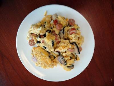 ソーセージとエリンギのスクランブルエッグ