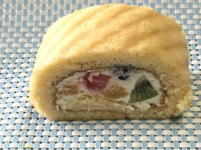 フルーツフルーツロールケーキ