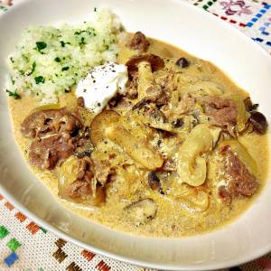 牛肉ときのこのミルクストロガノフ